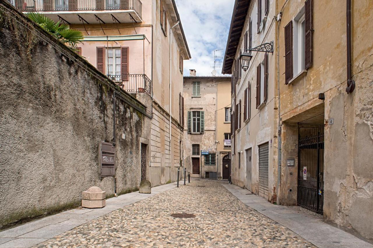 Piccola Villa Nel Centro Storico Арона Экстерьер фото